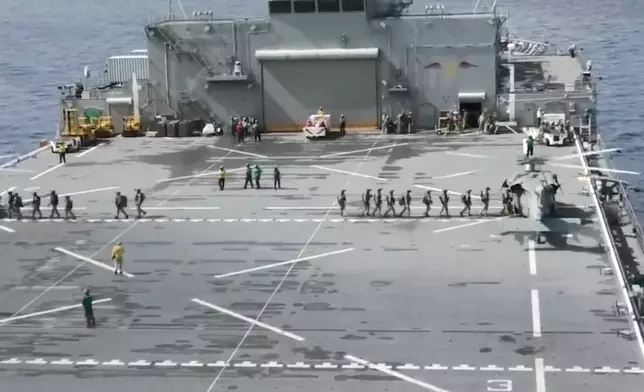 美軍人員登上直升機出發。美國國防部X圖片