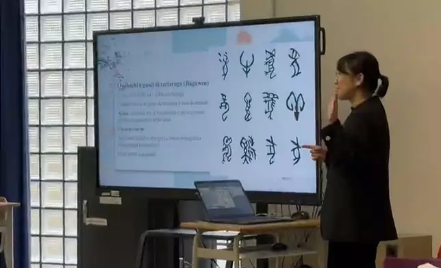 活動中，來自該校的30多名學生聆聽了漢字從甲骨文、金文到小篆、隸書、楷書的演變歷程，汲取漢字所承載的中華文明智慧。圖片來源：羅馬大學孔子學院