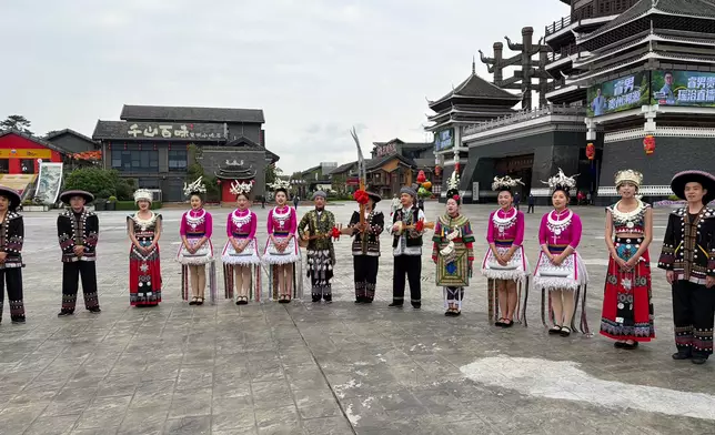 多彩貴州城迎賓表演。巴士的報記者攝