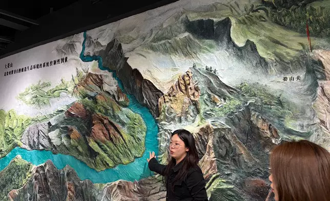 工作人員作出介紹。巴士的報記者攝