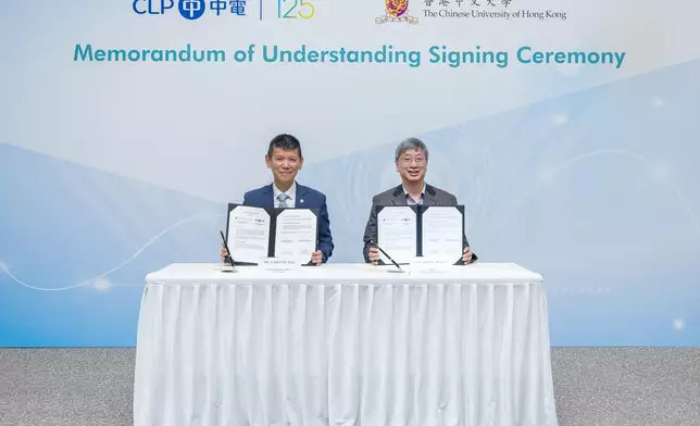 中電營運總裁張寶中（左）與中大工程學院院長曾漢奇（右）簽署合作備忘錄。