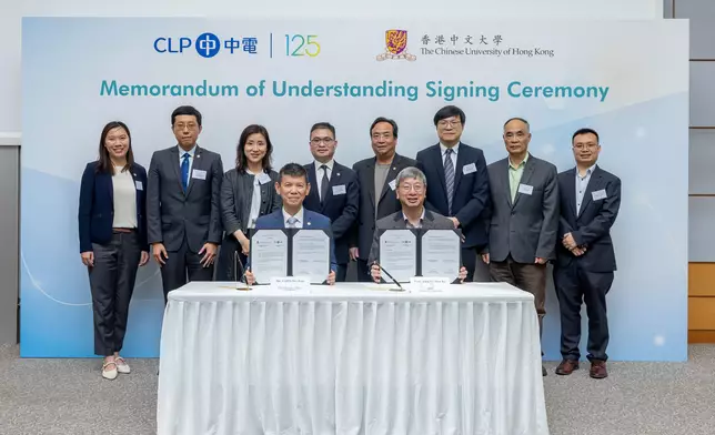 中電營運總裁張寶中（前左）與中大工程學院院長曾漢奇（前右）和與會者合照。