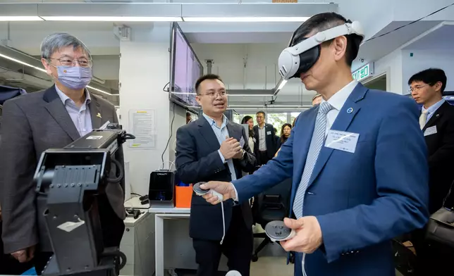 張寶中（右）參觀中大機械與自動化工程學系的實驗室，了解大學最新的研究項目。