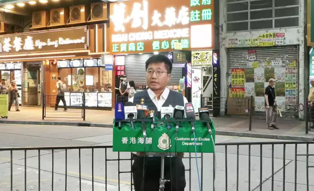 海關版權及商標調查科不良營商手法調查第二組調查主任鄭浩然向傳媒講述案情。香港海關FB