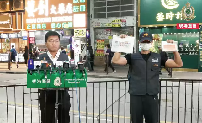 海關向傳媒講述案情。香港海關FB