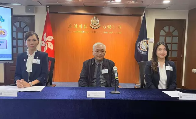 警方旺角警區刑事部總督察陳孟豪（中）、重案組高級督察袁栢瑩（右），以及情報組高級督察梅碧心（左）向傳媒簡報案情。