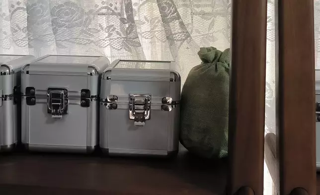 鄧女士上樓後尋回有關骨灰。