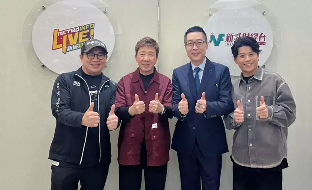 新城CEO馬浚偉歡迎尹光到訪。