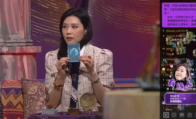 裸泳師傅展示購自德國的塔羅牌。