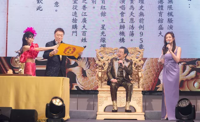 今日記者會上，修哥坐上龍椅以「朕」身份現身。