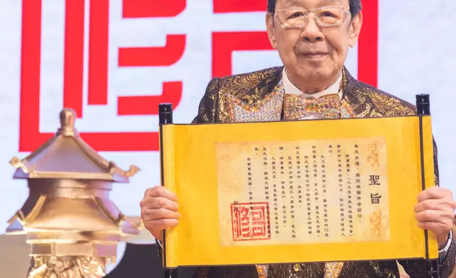 修哥更即席以玉璽蓋章批准聖旨。