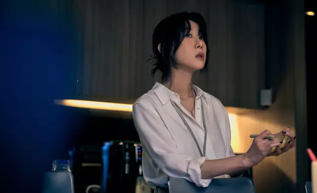 泳兒（Vincy）星期三（4月22日）推出全新廣東作品《散光》，繼續發揮她拿手的慘情歌功力。不過今次Vincy不止得唱，她更仲首次挑戰做MV導演