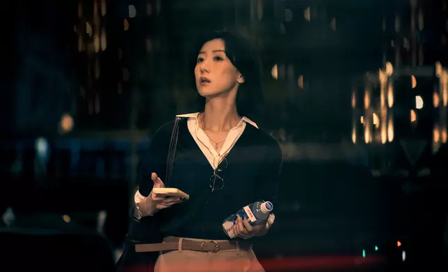 泳兒（Vincy）星期三（4月22日）推出全新廣東作品《散光》，繼續發揮她拿手的慘情歌功力。不過今次Vincy不止得唱，她更仲首次挑戰做MV導演