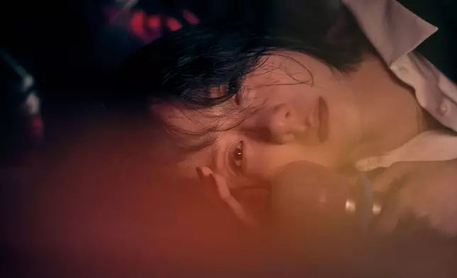 泳兒（Vincy）星期三（4月22日）推出全新廣東作品《散光》，繼續發揮她拿手的慘情歌功力。不過今次Vincy不止得唱，她更仲首次挑戰做MV導演