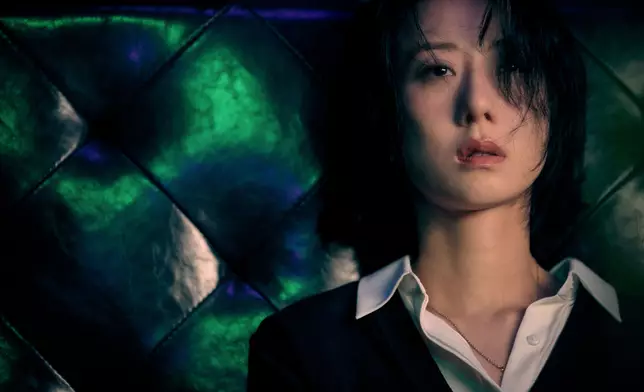 泳兒（Vincy）星期三（4月22日）推出全新廣東作品《散光》，繼續發揮她拿手的慘情歌功力。不過今次Vincy不止得唱，她更仲首次挑戰做MV導演