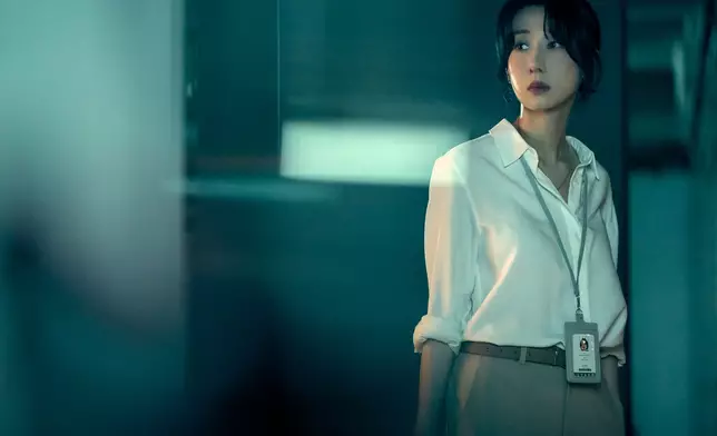 泳兒（Vincy）星期三（4月22日）推出全新廣東作品《散光》，繼續發揮她拿手的慘情歌功力。不過今次Vincy不止得唱，她更仲首次挑戰做MV導演