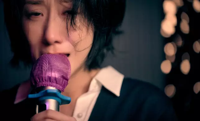 泳兒（Vincy）星期三（4月22日）推出全新廣東作品《散光》，繼續發揮她拿手的慘情歌功力。不過今次Vincy不止得唱，她更仲首次挑戰做MV導演