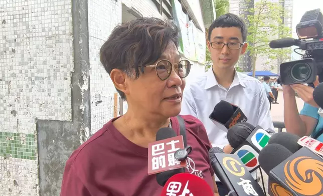 等候期間，李太都一直站在能夠望到單位的位置，她表示雖然現在望不到裏面，但外面也是一種記憶。巴士的報記者攝