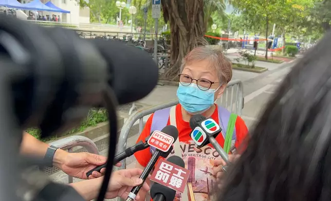 劉姐表示3小時的執拾時間，可能有些趕，希望政府可再安排上樓多次。巴士的報記者攝