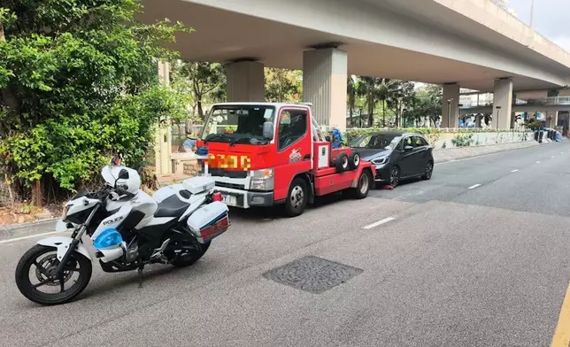 警方拖走11輛造成嚴重交通阻塞的車輛。警方圖片