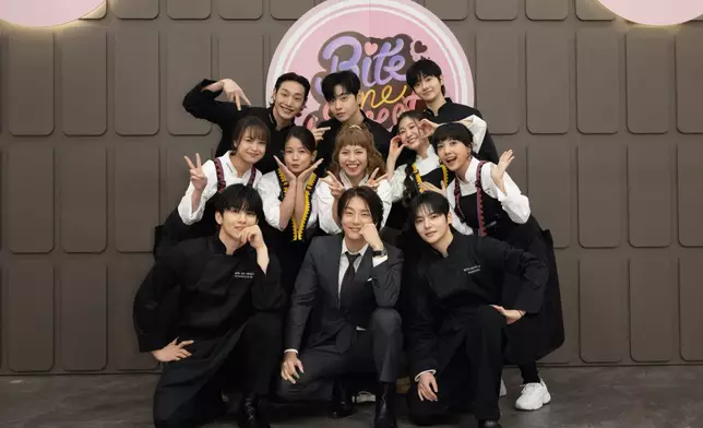 一眾參賽者與一眾韓國靚仔合照。Viu提供圖片