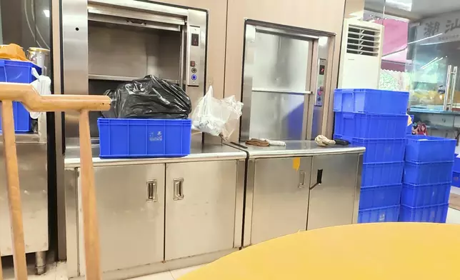 佢哋又驚揭店家運垃圾同煮好嘅食物係用埋同一部機。