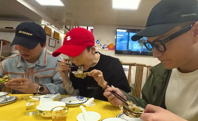 雖然環境咁樣，但美儀姐照貨真價實咁試食，一啲都唔錫身。