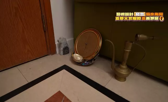 門口放有多款銅器擺設。