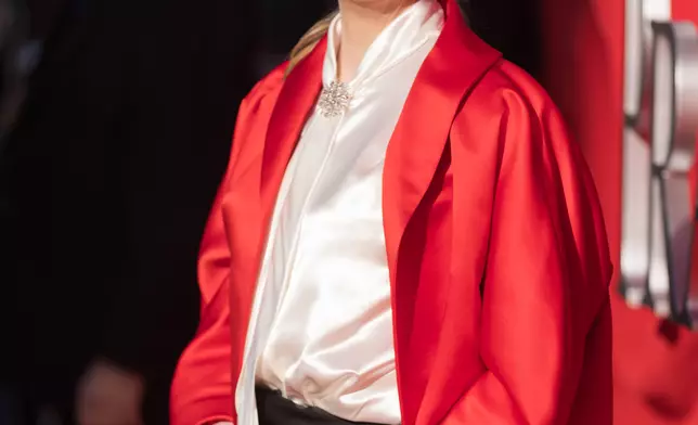 麗史翠普穿上Prada紅色大褸，手持以電影中《Runway》雜誌「The Book」為造型的閃石Clutch，女王氣場全開。