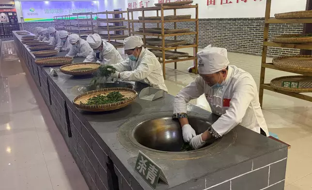 炒茶。巴士的報記者攝