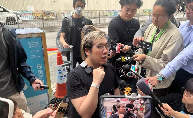 郭先生完成3小時的執拾後，郭先生再次與在場記者講述單位狀況。巴士的報記者攝