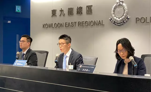警方東九龍總區重案組總督察譚偉豪（中）、高級督察李嘉偉（左）及香港按證保險有限公司副總裁莫愛蘭（右）向傳媒簡報案情。