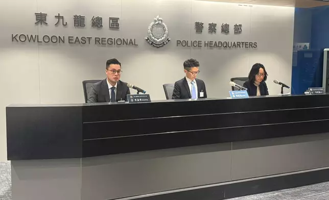 警方東九龍總區重案組總督察譚偉豪（中）、高級督察李嘉偉（左）及香港按證保險有限公司副總裁莫愛蘭（右）向傳媒簡報案情。