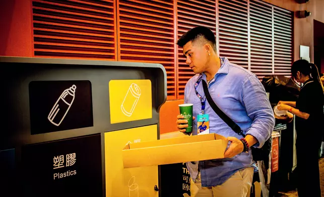 七欖期間，球迷積極參與廢物分類回收，攜手為環境及社區出一分力。