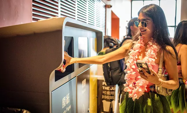 七欖期間，球迷積極參與廢物分類回收，攜手為環境及社區出一分力。