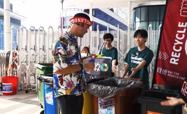 七欖期間，球迷積極參與廢物分類回收，攜手為環境及社區出一分力。