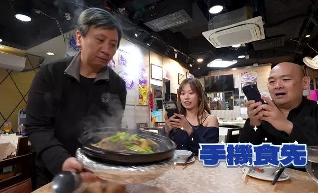 波波跟食評家KC都是手機先食。