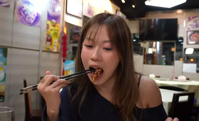 波波每道菜都吃得非常滋味。