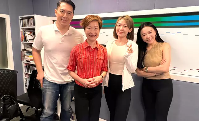 李君妍接受新城廣播《QK玉瑛室》錄音訪問。