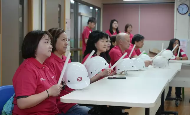 早於活動開始前，港鐵義工先接受專業音樂培訓，學習節奏及帶領技巧。港鐵圖片