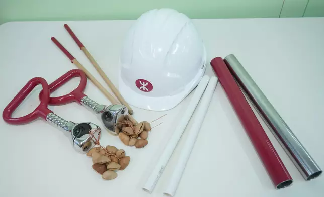 義工月活動籌備小組收集和拆卸退役列車部件。港鐵圖片