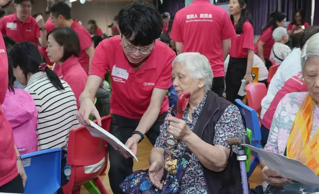 長者在港鐵義工隊指導下裝飾退役列車部件並學習簡單節拍，透過與長者的互動交流，傳遞溫暖和關懷。港鐵圖片