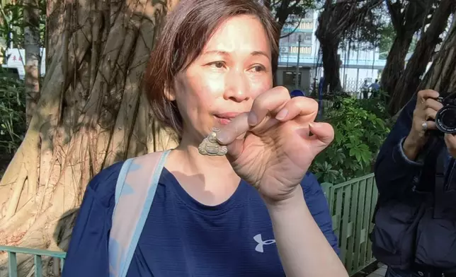 顏小姐丈夫尋回的金佛。巴士的報記者攝