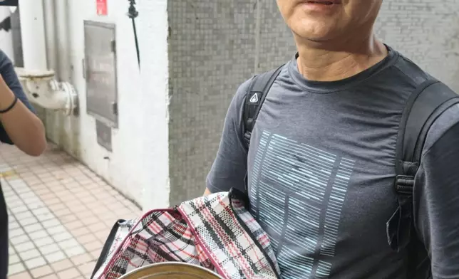 張先生找到父母留下的花膠。巴士的報記者攝