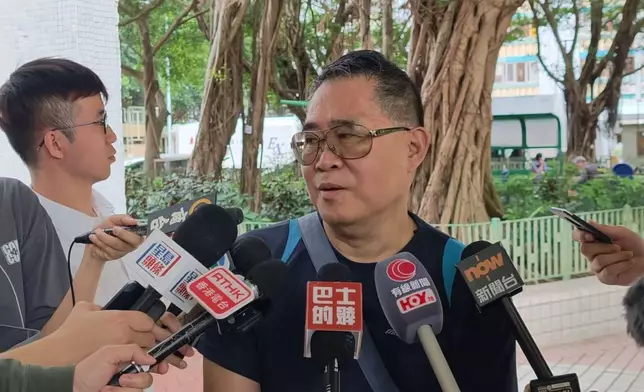 宏福苑宏仁閣25樓住戶麥先生上樓收拾後，接受訪問。巴士的報記者攝