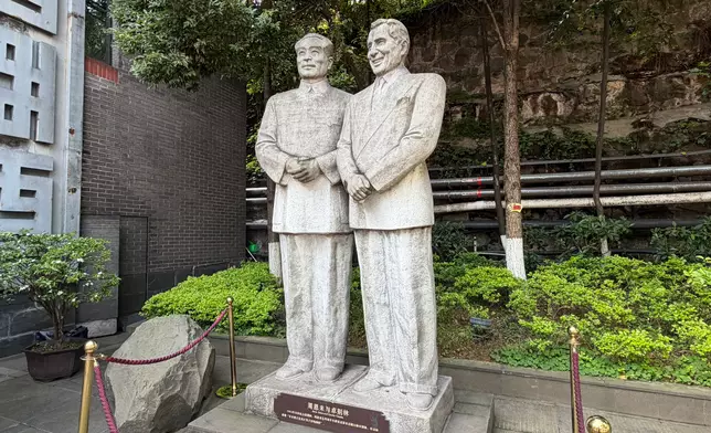 前總理周恩來與一代笑匠差利卓別靈雕像。巴士的報記者攝