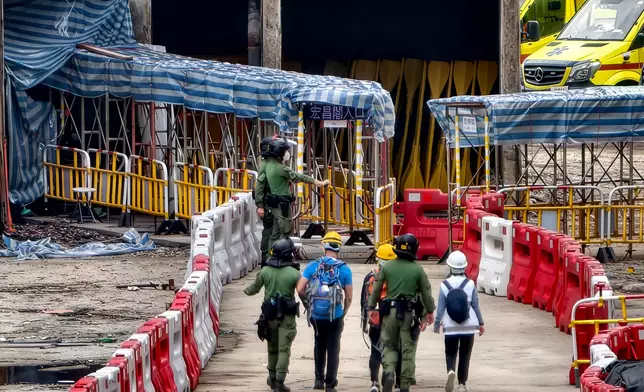 宏福苑居民上樓執拾。巴士的報記者攝