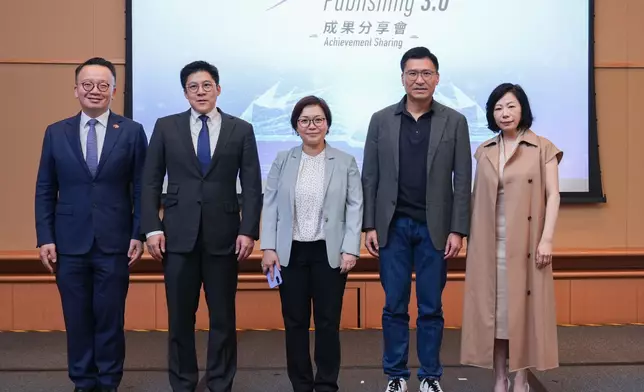 文創產業助理專員葉敏儀女士（中），聯同「出版 3.0+」主席團成員—霍啟剛（左二）、邱達根（右二）、陳曉峰（左一），以及黃燕如（右一），為「出版3.0+」成果分享會擔任主禮嘉賓。（圖片由主辦單位提供）