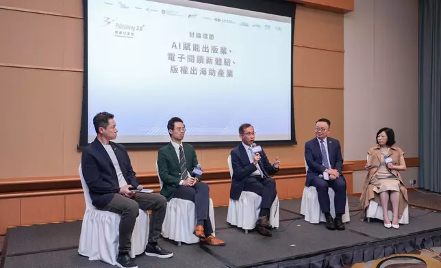 分享會的討論環節主題為「AI 如何賦能出版業、電子閱讀新體驗、版權出海助產業」，講者包括（左一至四）馮愈、朱嘉添、李家駒及陳曉峰參與討論。黃燕如（右一）擔任這環節的主持人。 （圖片由主辦單位提供）
