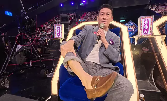 張佳添與周國豐着鞋唔着襪。